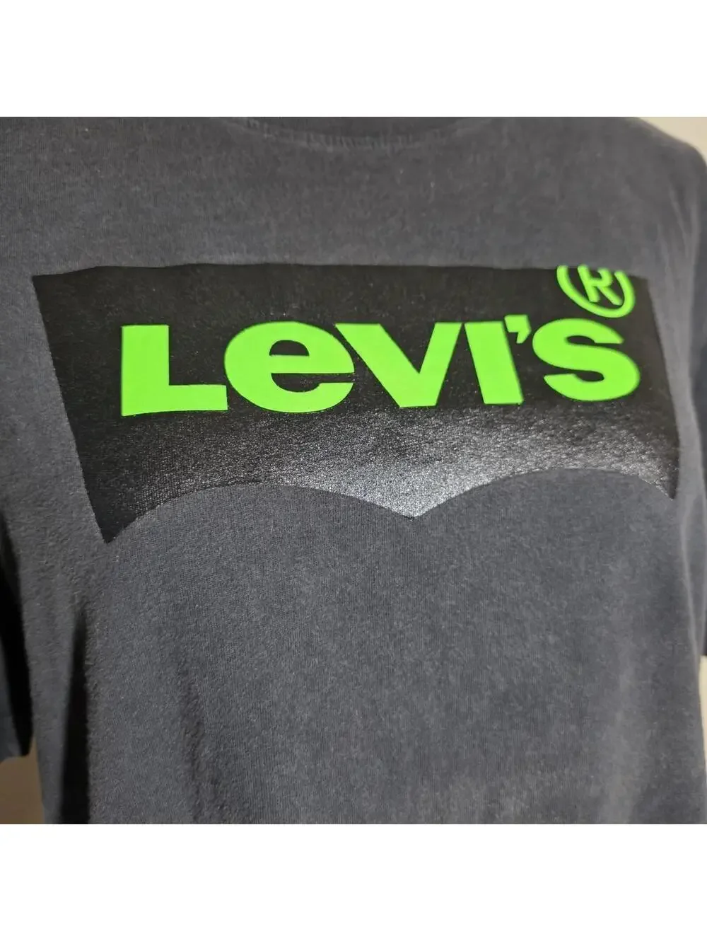 black‎ levi’s tee 💚